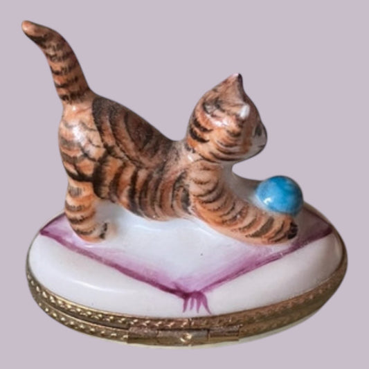Lovely Limoges trincketbox playing cat
