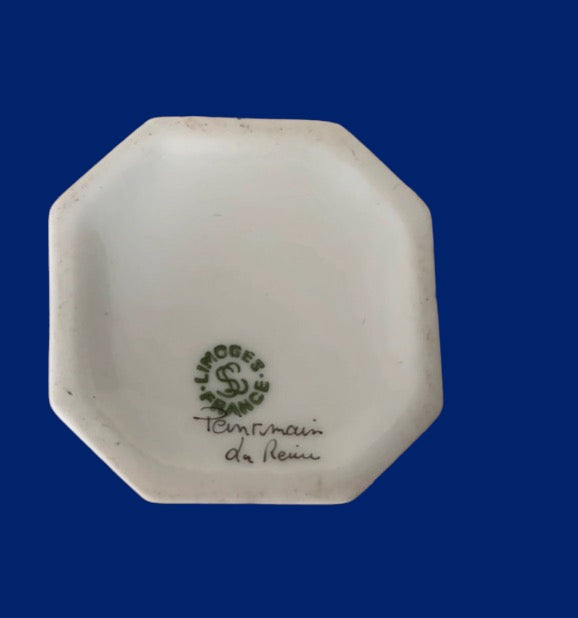 Vintage porcelain trincketbox Limoges la Reine floral octant
