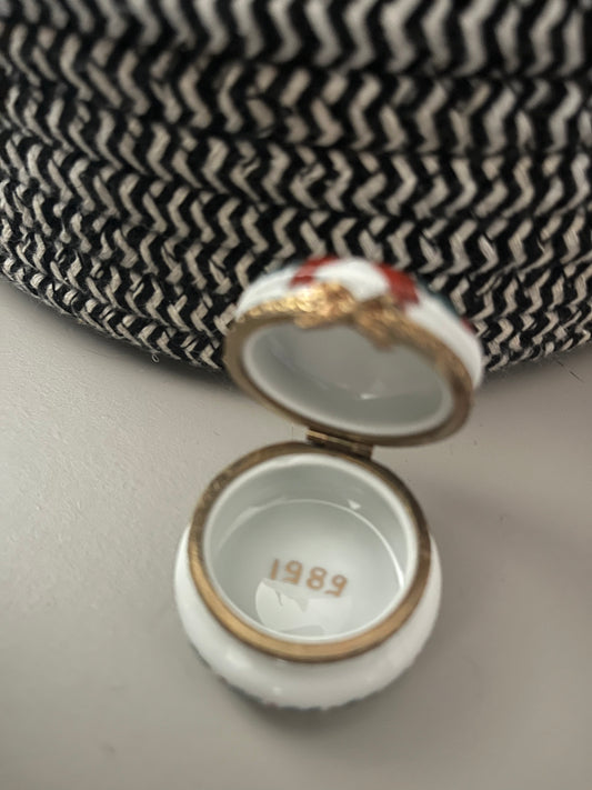 Limoges France peint main small trincket box Christmas theme