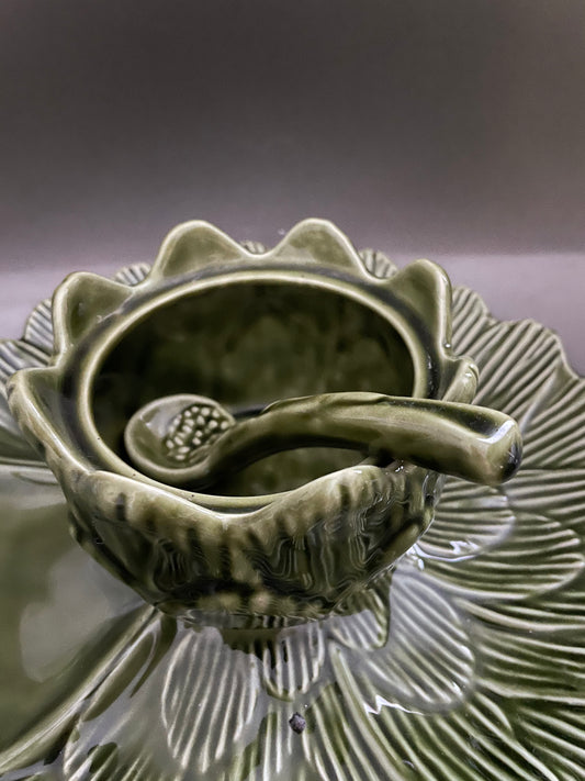 Majolica artisjok schaal in reliëf met sauspot