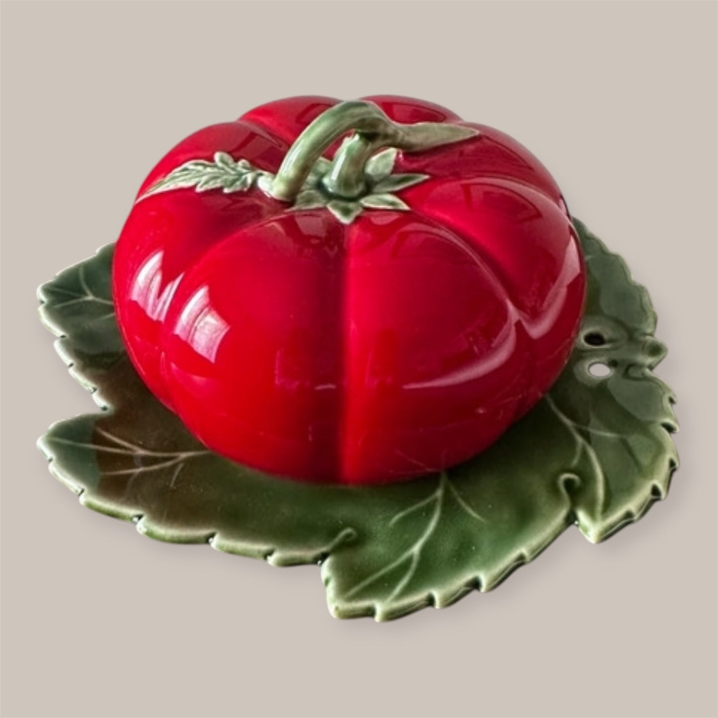 Butterdish Bordalo Pinheiro faience tomato on greenleave saucer
