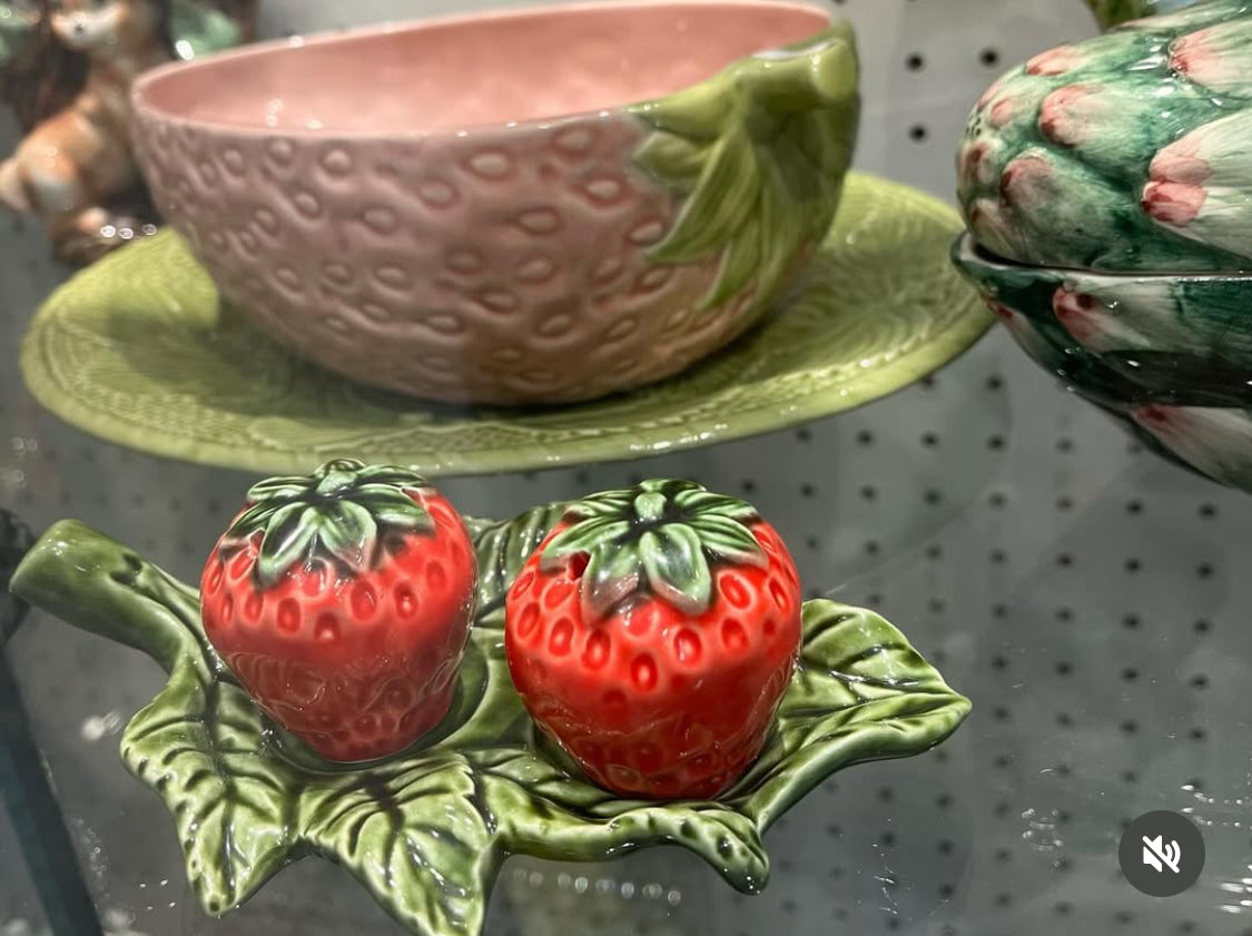 Bordallo Pinheiro pink strawberry serving bowl with green plate - pick up only