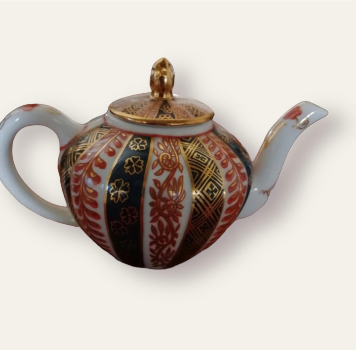 Meissen Small teapot Victoria &  Albert Museum version