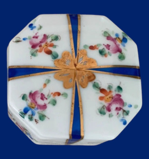 Vintage porcelain trincketbox Limoges la Reine floral octant