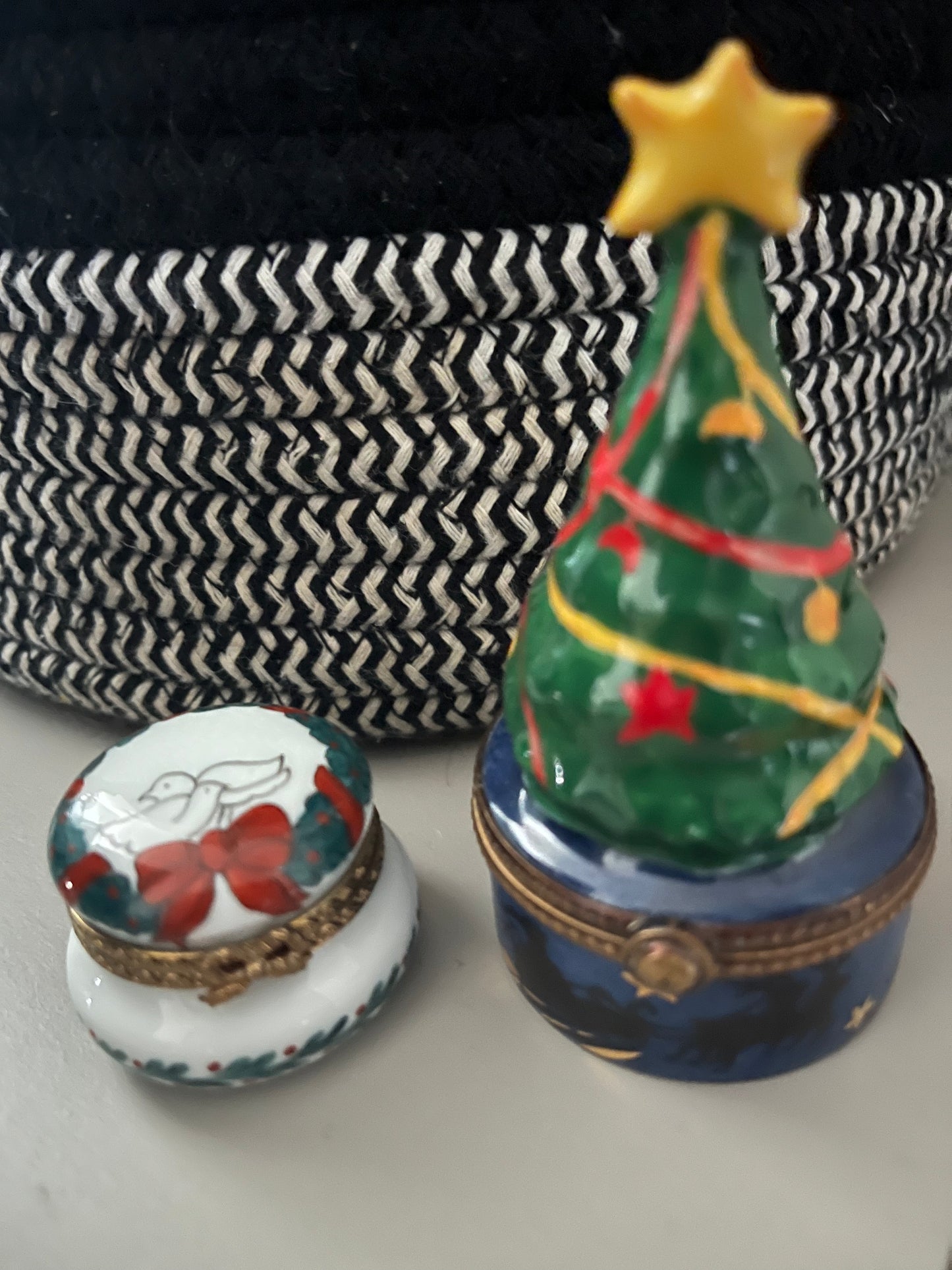 Limoges France peint main small trincket box Christmas theme