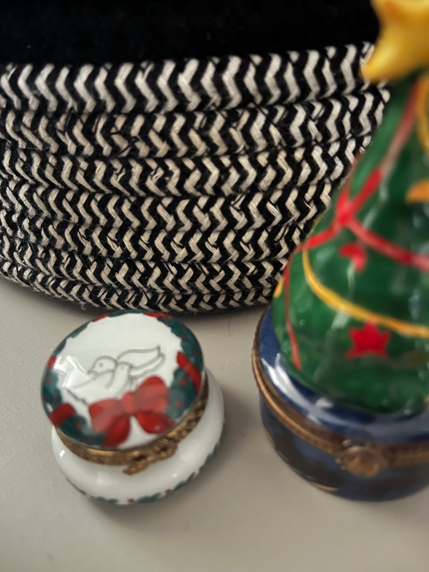Limoges France peint main small trincket box Christmas theme