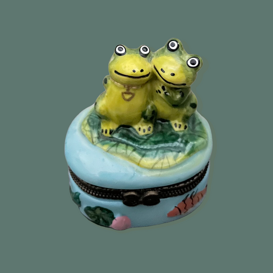 Vintage trincketbox frogs in pond