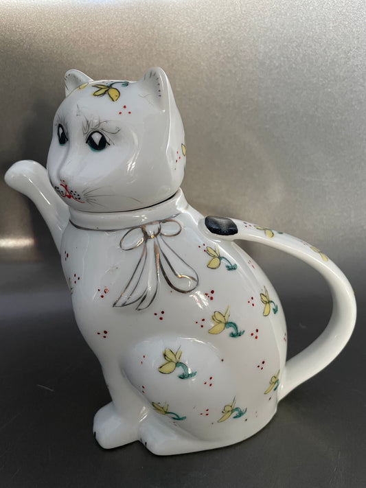 Small teapot cat