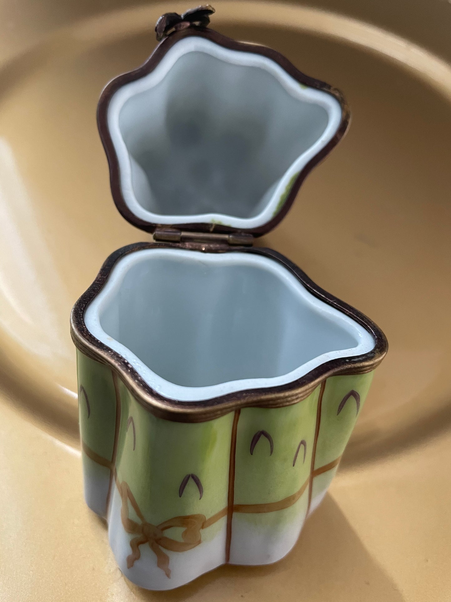 Limoges porcelain asperge trincketbox